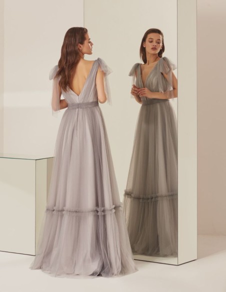 Robe longue de fête avec des couches de tulle et des nœuds