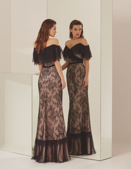 Robe de soirée noire avec des couches de dentelle et de tulle