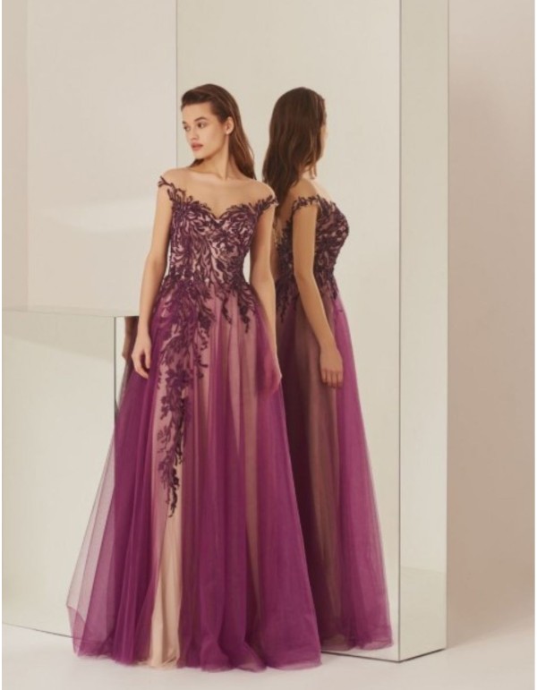 Robe longue de fête aubergine avec couches de tulle