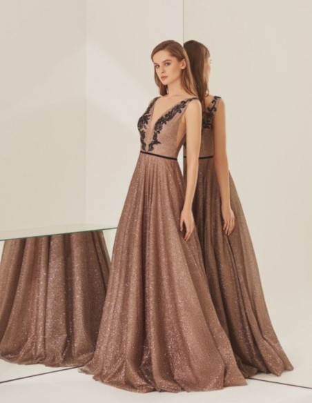 Vestido largo de fiesta bronce con encaje negro en escote