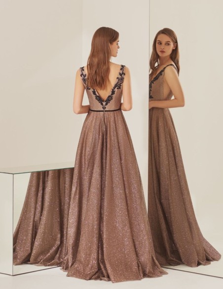 Vestido largo de fiesta bronce con encaje negro en escote