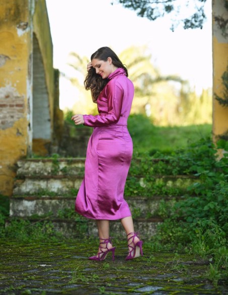 Vestido midi de fiesta satinado en color rosa.