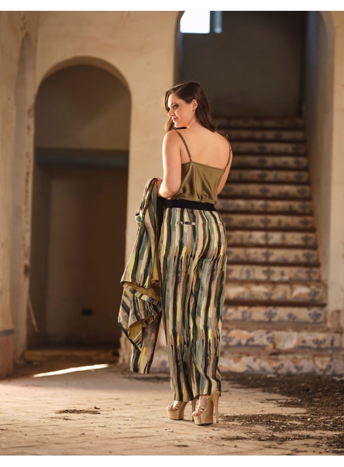 Satin strapless top for special occasions.