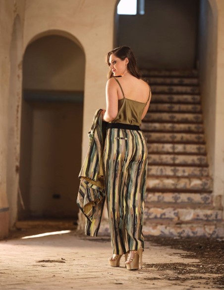 Satin strapless top for special occasions.