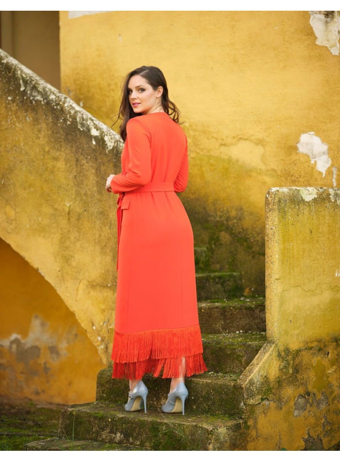 Vestido midi con flecos y manga larga.