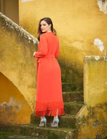 Vestido midi con flecos y manga larga.