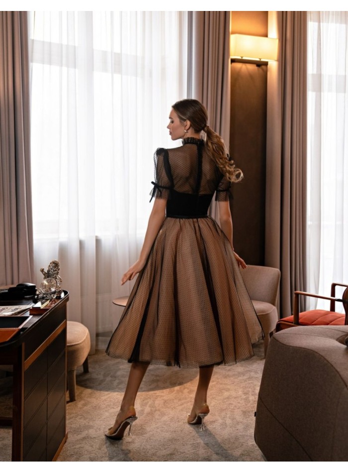 Vestido midi con corsé y falda de tul.