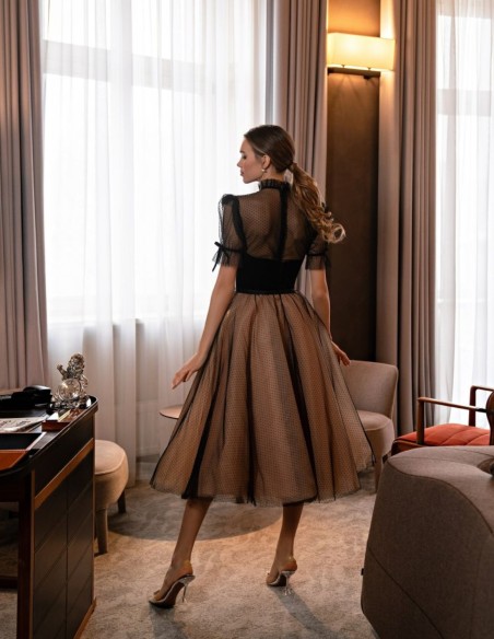 Vestido midi con corsé y falda de tul.