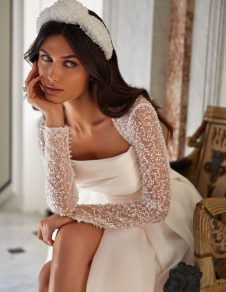 Long wedding dress with straight neckline and embroidered sleeves with rhinestones