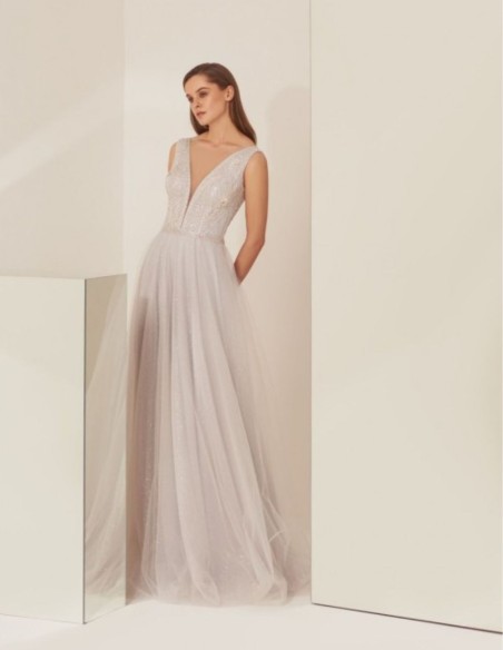 Vestido de fiesta plateado con cuerpo de pedrería