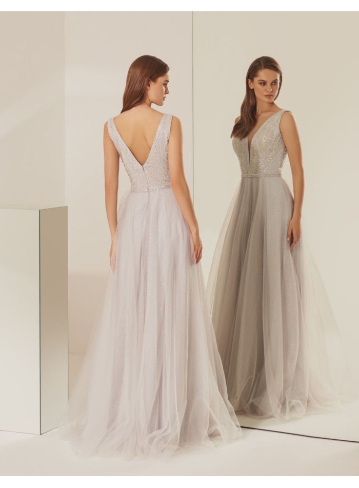 Vestido de fiesta plateado con cuerpo de pedrería