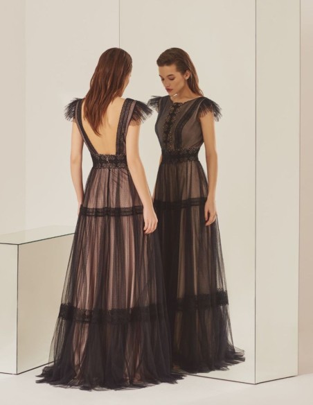 Robe longue de fête avec des couches de tulle noir froncé