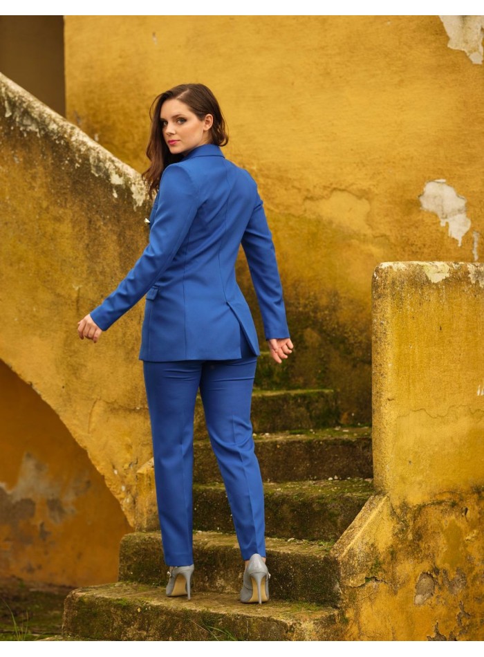 Traje de chaqueta y pantalon para ocasiones especiales.