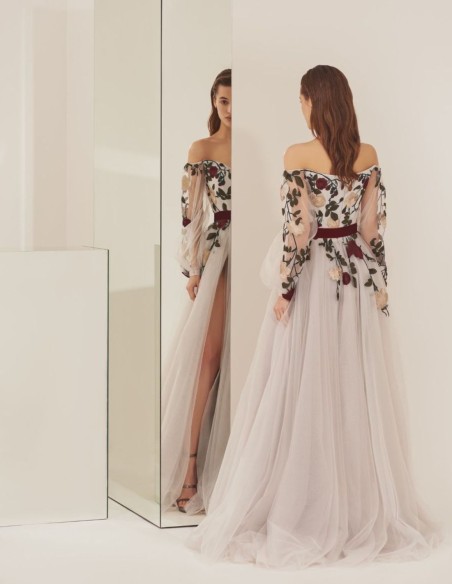 Vestido de fiesta largo escote bardot con aplique floral