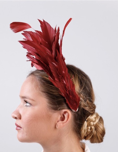 Diadema de fiesta cruda con plumaje vino