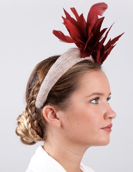 Diadema de fiesta cruda con plumaje vino