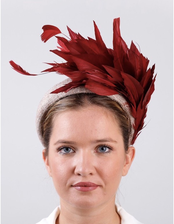 Diadema de fiesta cruda con plumaje vino