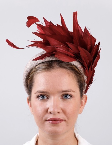 Diadema de fiesta cruda con plumaje vino