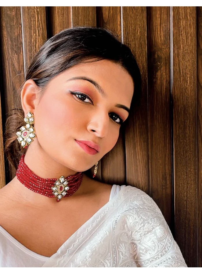 Party choker with natural stones and garnet beads