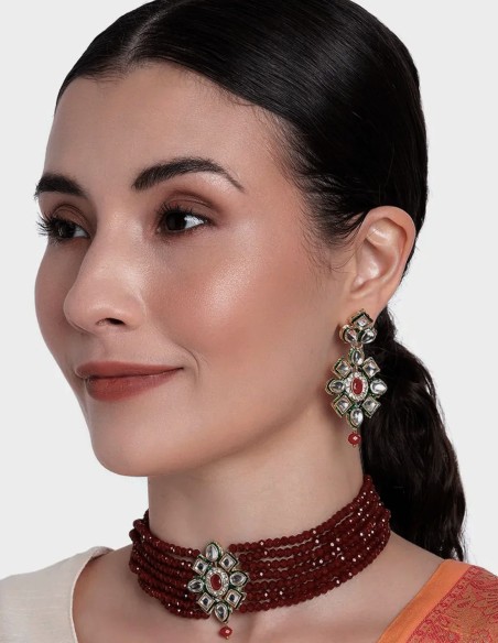 Party choker with natural stones and garnet beads