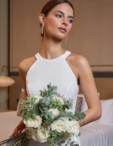 Vestido largo de novia con cuello halter y espalda descubierta