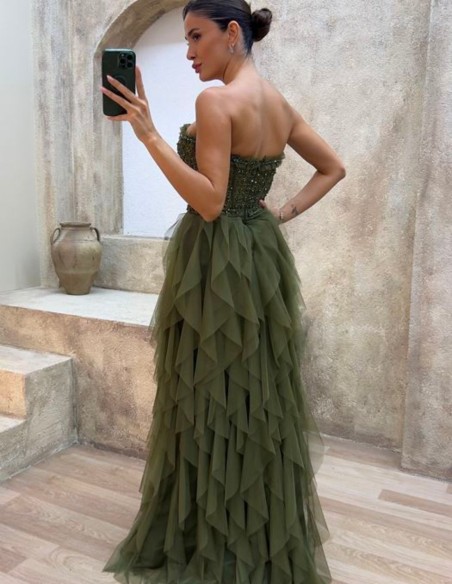 Vestido de fiesta con corsé de pedrería y falda de volantes de tul