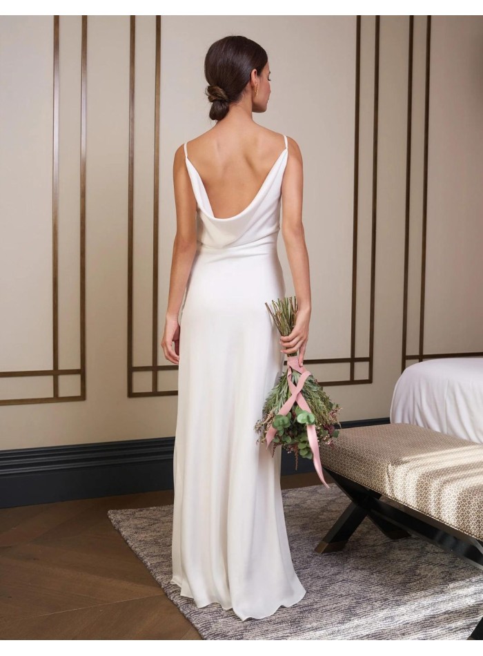 Vestido largo de novia de satén de tirantes finos.