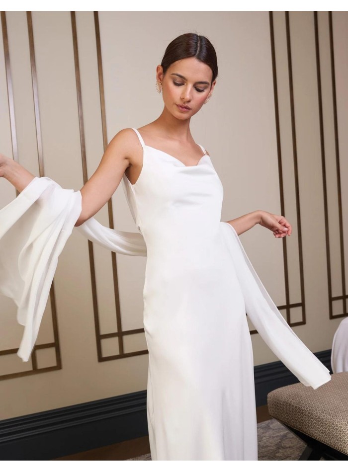 Vestido de novia largo satinado con escote cascada.