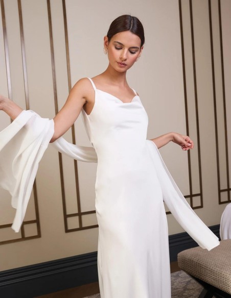 Vestido de novia largo satinado con escote cascada.