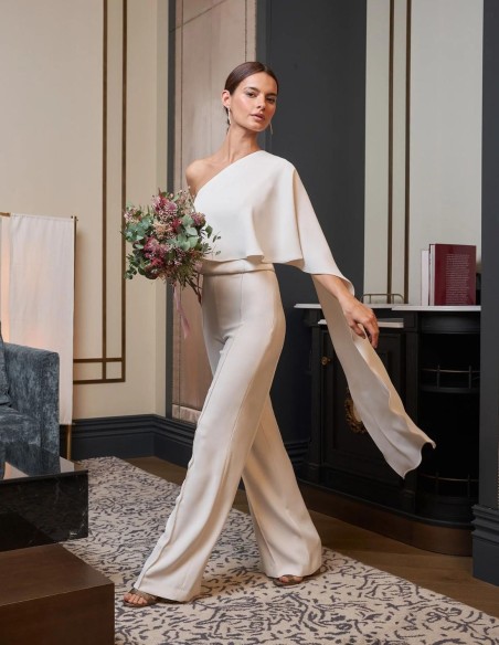 White long trousers for guests.