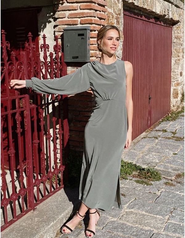 Vestido midi de fiesta gris con escote asimétrico