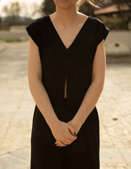 Cuerpo largo negro con escote y abertura delantera