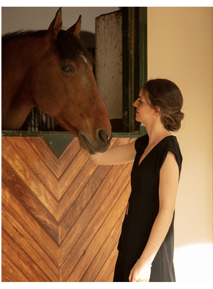 Long black body with neckline and front opening