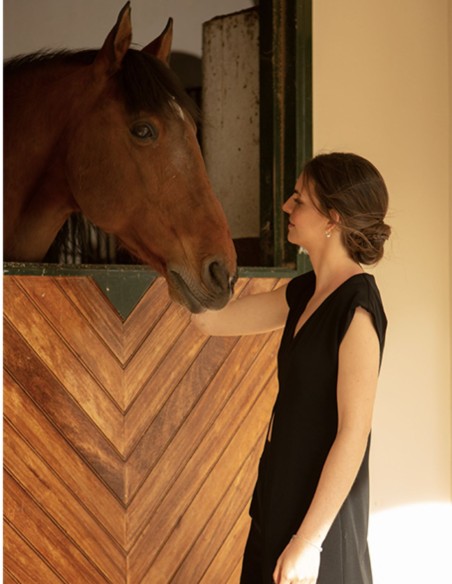 Long black body with neckline and front opening