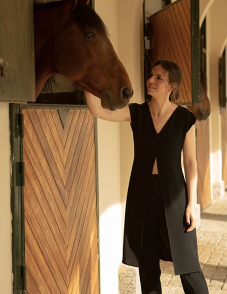 Long black body with neckline and front opening