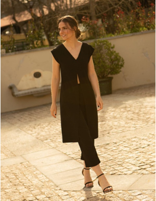 Long black body with neckline and front opening