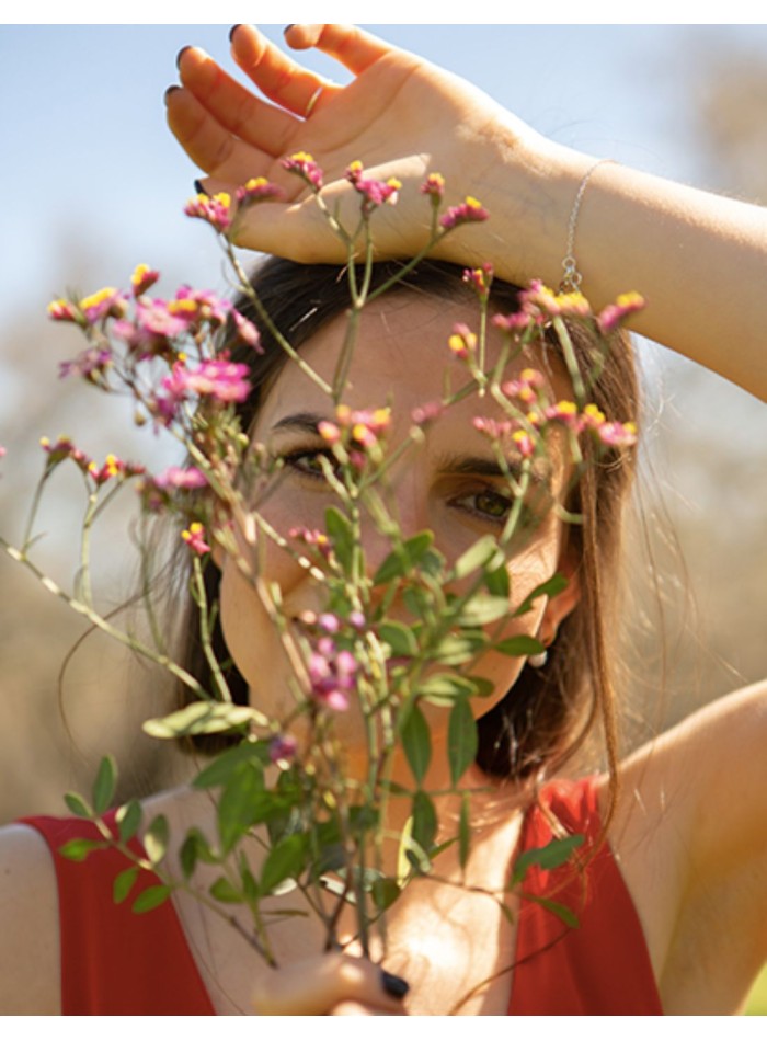 Robe de soirée midi en satin rouge avec décolleté