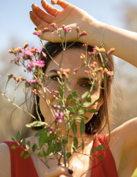 Robe de soirée midi en satin rouge avec décolleté