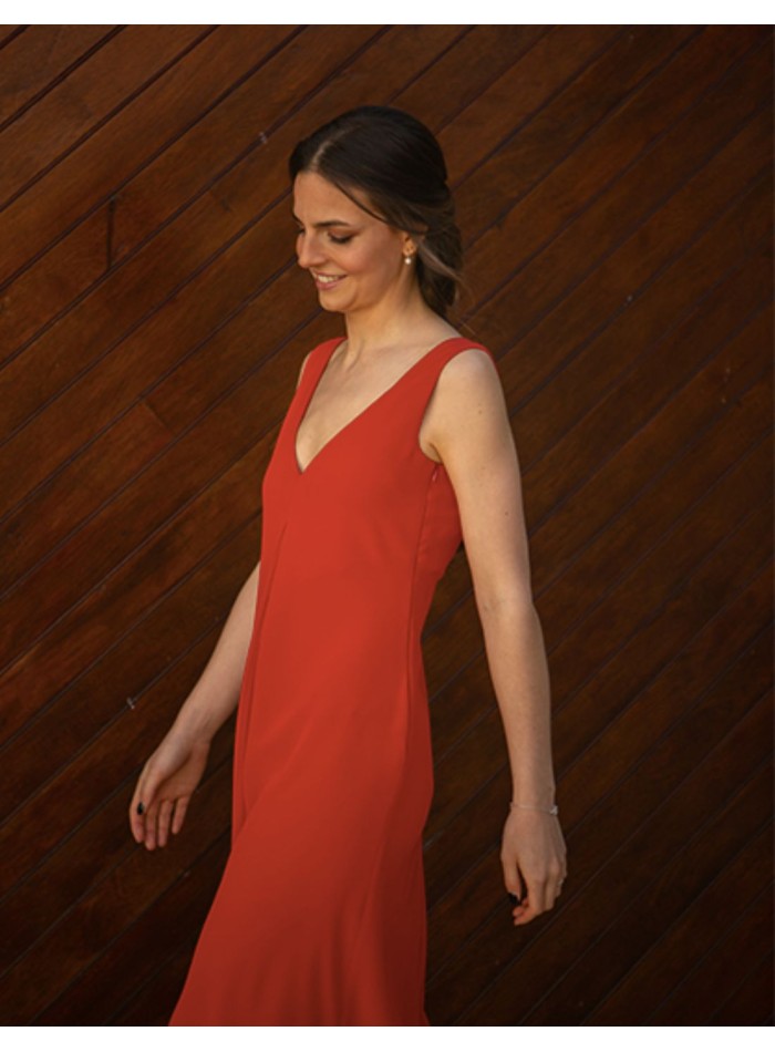Robe de soirée midi en satin rouge avec décolleté