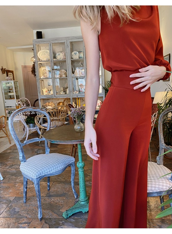 Cuerpo liso teja manga asimétrica y escote redondo