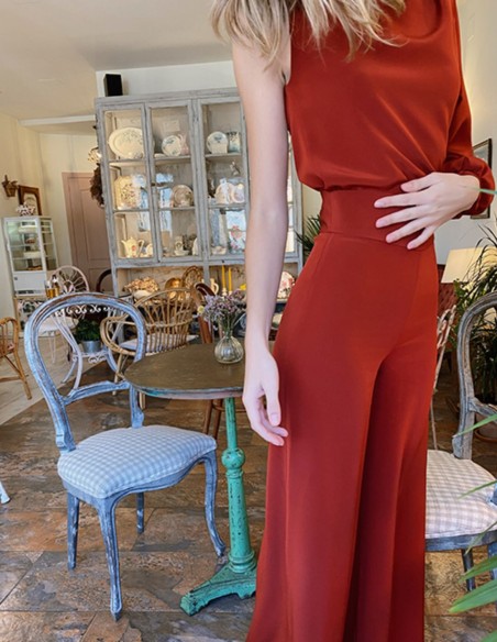 Smooth tile body with asymmetric sleeves and round neckline