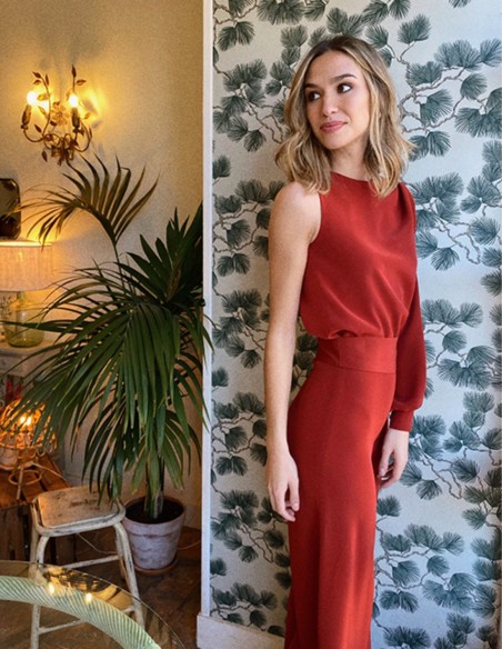 Smooth tile body with asymmetric sleeves and round neckline