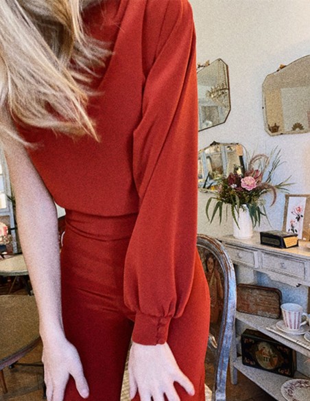 Smooth tile body with asymmetric sleeves and round neckline