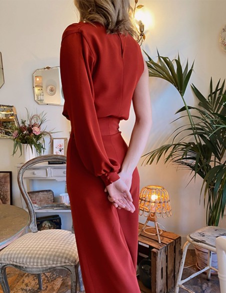 Smooth tile body with asymmetric sleeves and round neckline