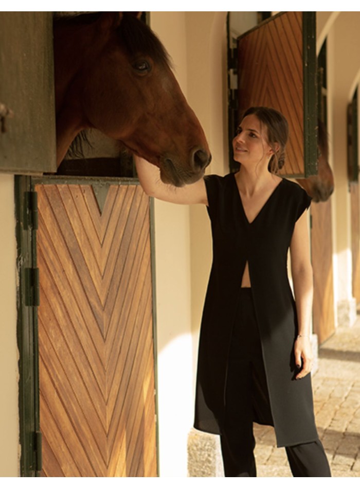 Pantalón midi negro de pinzas con cintura alta