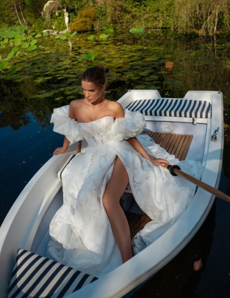 Vestido de novia marfil en A con escote recto, espalda en V y abertura