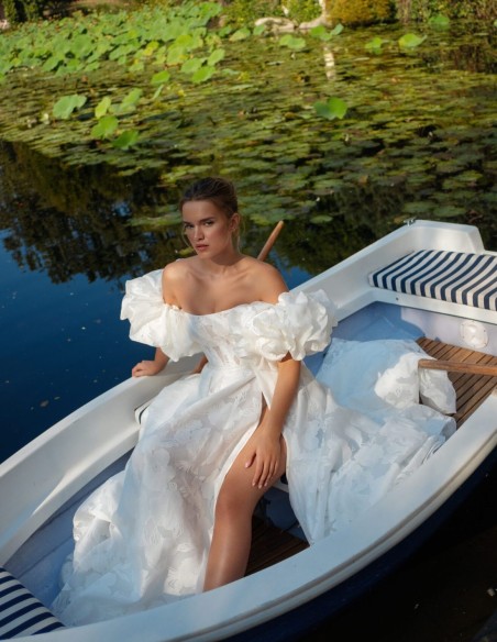 Vestido de novia marfil en A con escote recto y mangas desmontables