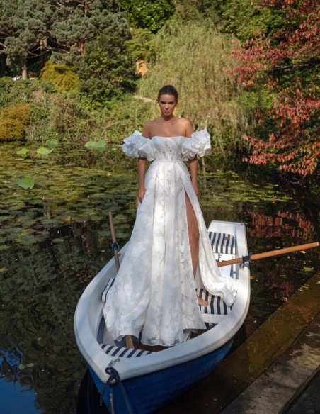 Robe de mariée ivoire à encolure droite, dos en V et fendue