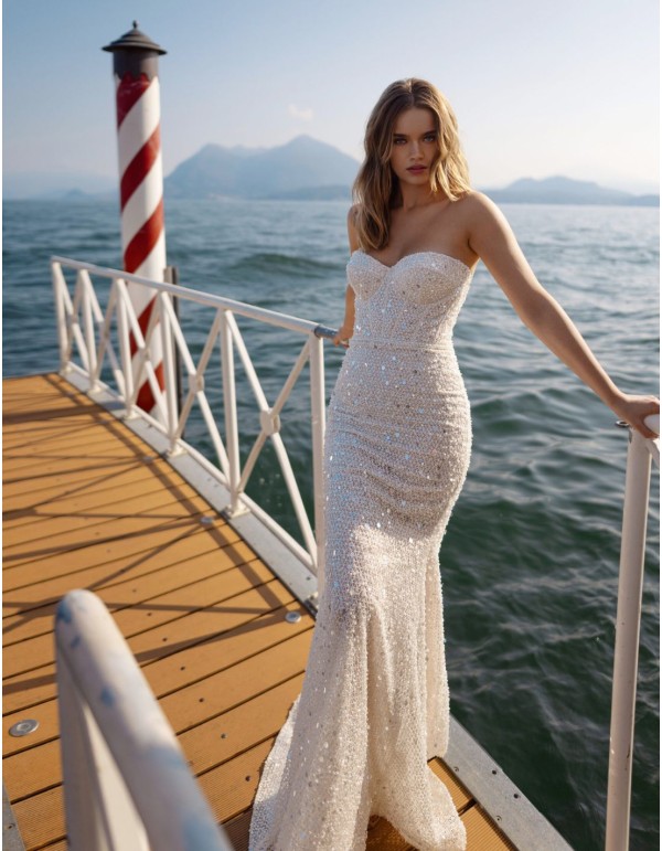 Vestido de novia nude sirena con escote corazón y espalda...
