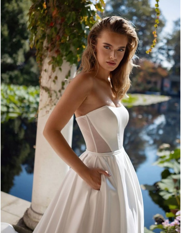 Robe de mariée longue avec encolure florale et traîne...